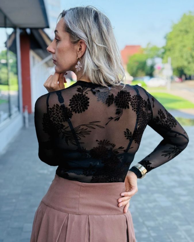 sieviešu apģērbs ar ziedu rakstu